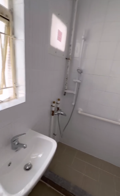 廚房外連露台 廁所設備齊全。圖片來源：Facebook@香港公營房屋討論區