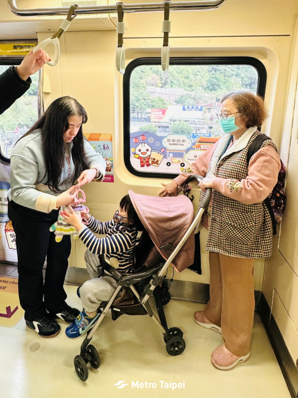 遊台注意！台北捷運3大新措施上路 新增嬰兒車停放區方便親子旅客 