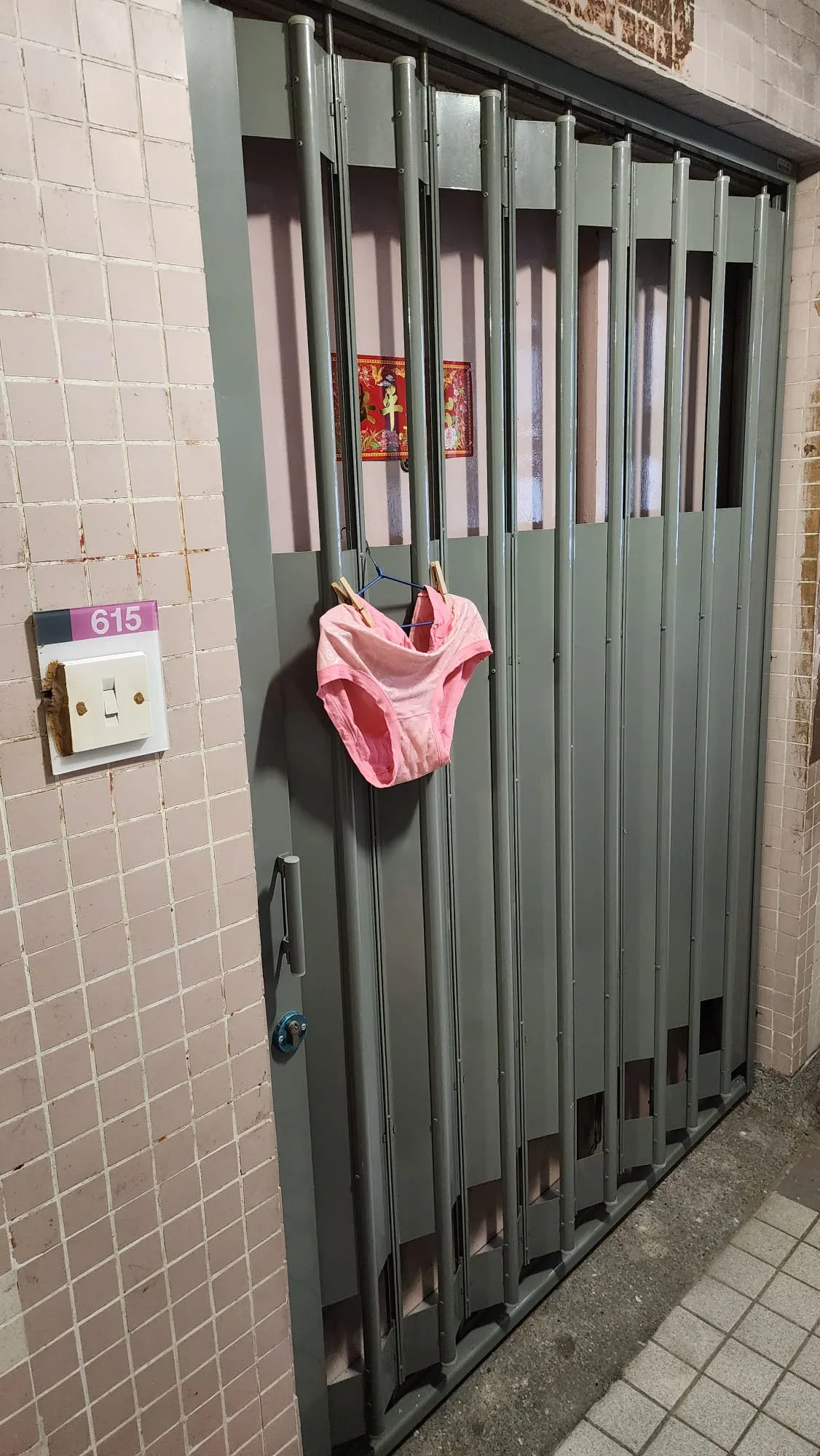 農曆新年前怪象？公屋大閘門外掛粉紅內褲。圖片來源：Threads