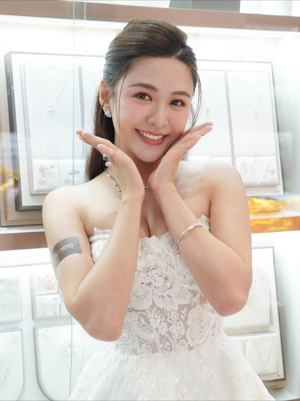 江嘉敏情人節疑突然宣佈閃婚封盤？晒婚紗照神秘男曝光：「大家可以恭喜我」