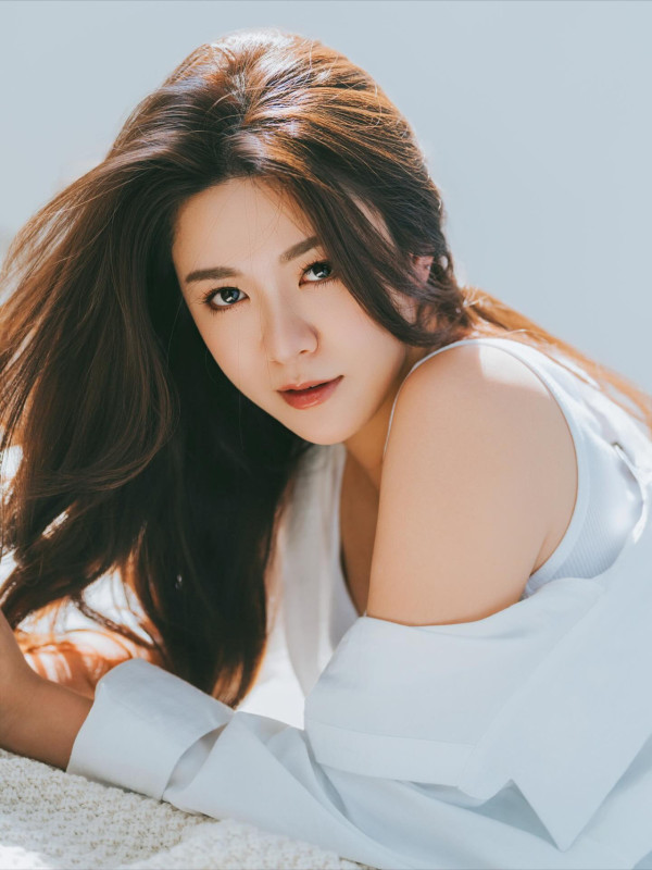 江嘉敏情人節疑突然宣佈閃婚封盤？晒婚紗照神秘男曝光：「大家可以恭喜我」