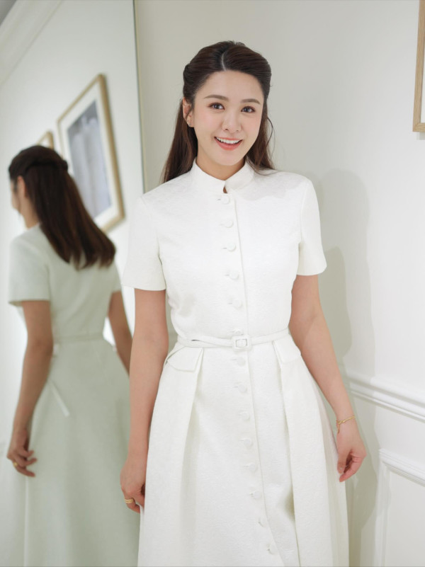 江嘉敏情人節疑突然宣佈閃婚封盤？晒婚紗照神秘男曝光：「大家可以恭喜我」