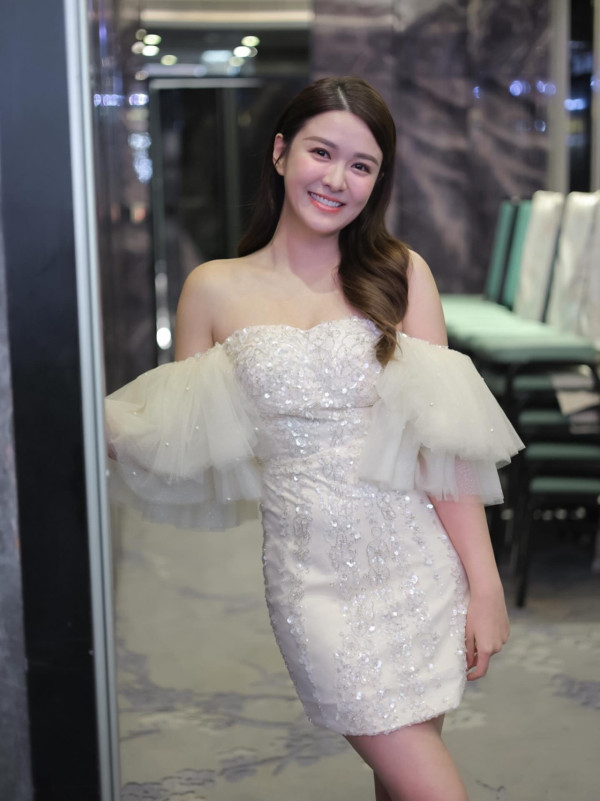 江嘉敏情人節疑突然宣佈閃婚封盤？晒婚紗照神秘男曝光：「大家可以恭喜我」