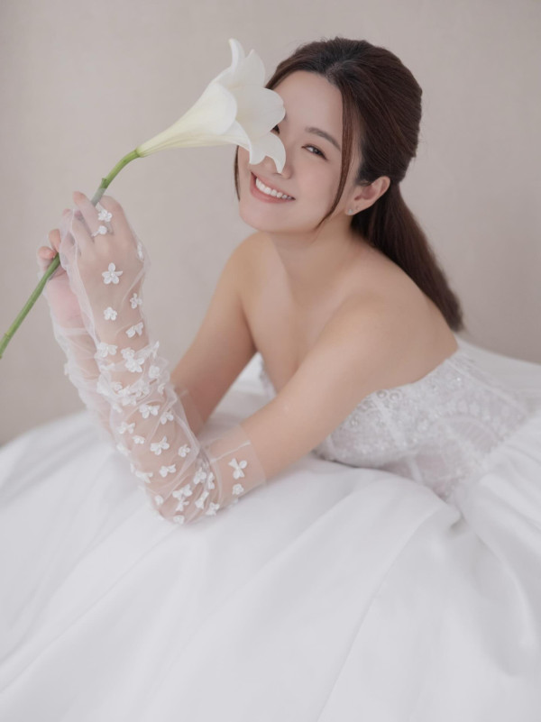 江嘉敏情人節疑突然宣佈閃婚封盤？晒婚紗照神秘男曝光：「大家可以恭喜我」