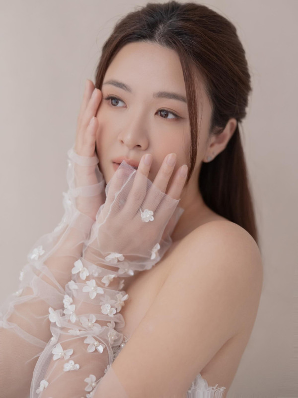 江嘉敏情人節疑突然宣佈閃婚封盤？晒婚紗照神秘男曝光：「大家可以恭喜我」