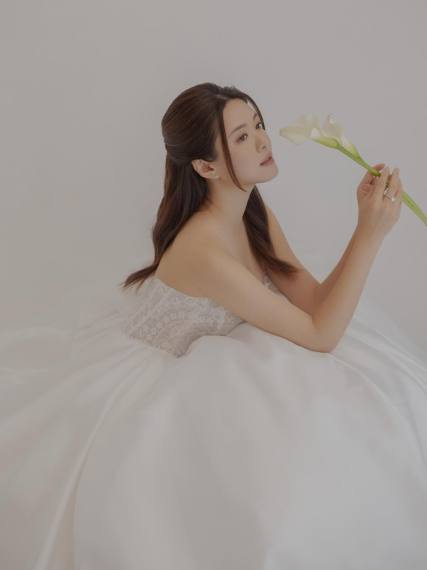 江嘉敏情人節疑突然宣佈閃婚封盤？晒婚紗照神秘男曝光：「大家可以恭喜我」