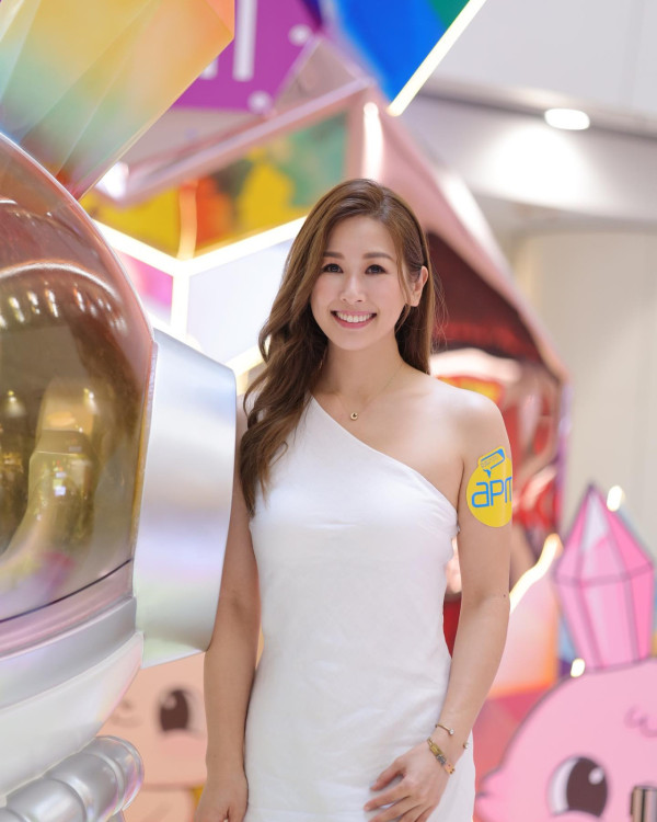 43歲女藝人無預警宣佈結婚喜訊!IG晒巴黎鐵塔婚照:我的新篇章開始