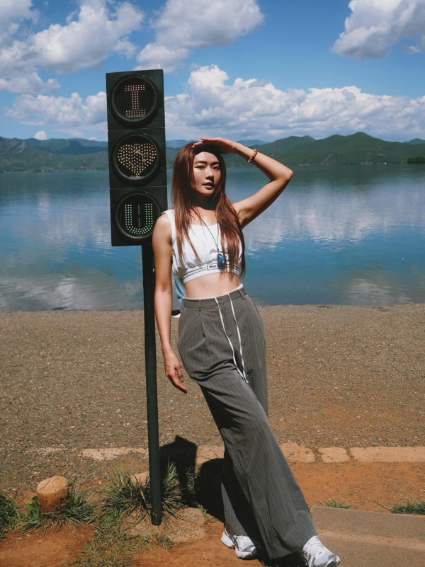 戴祖儀IG突然公開「男友」摸頭合照！情人節放閃激讚胸肌 身份曝光意想不到