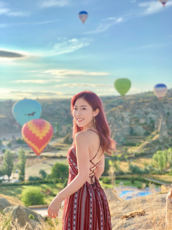 29歲性感咪神浮床晒34D邪惡巨胸 天花板鏡反射自拍躺平極震撼