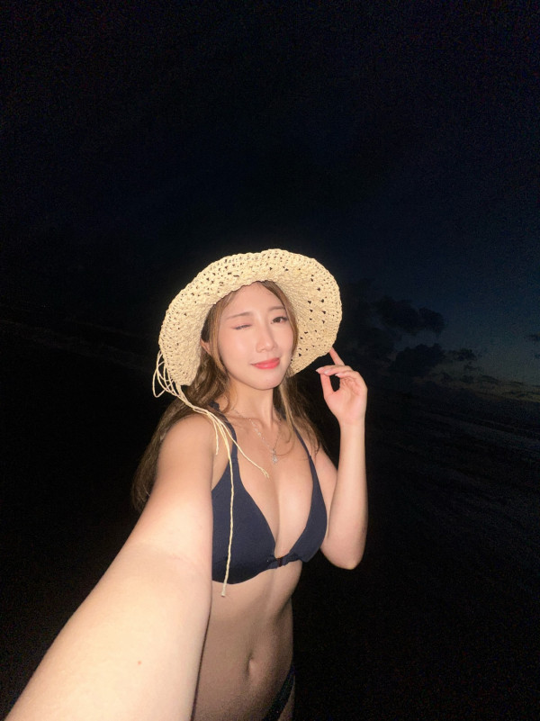 29歲性感咪神浮床晒34D邪惡巨胸 天花板鏡反射自拍躺平極震撼