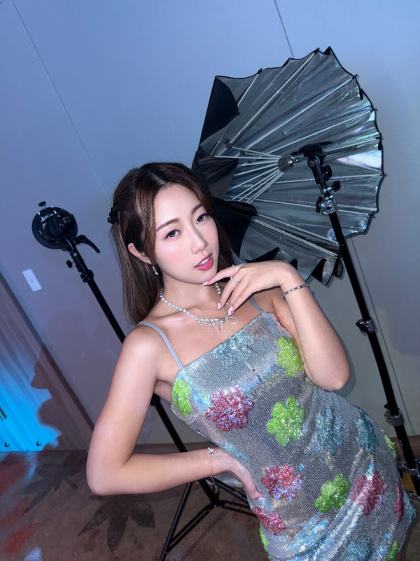 29歲性感咪神浮床晒34D邪惡巨胸 天花板鏡反射自拍躺平極震撼