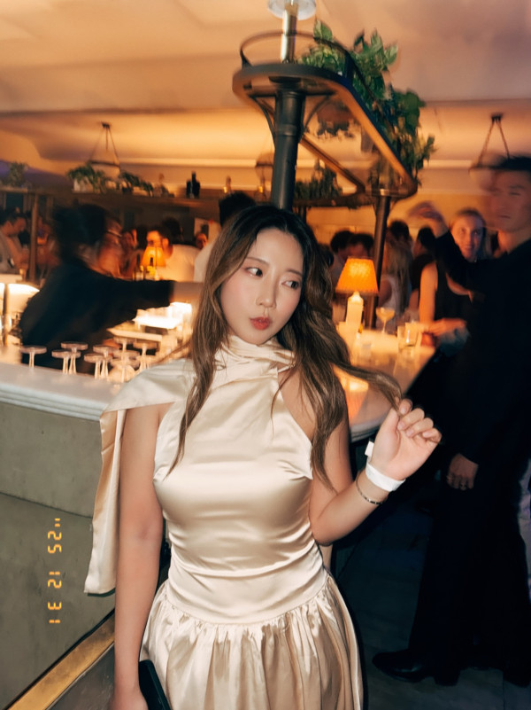 29歲性感咪神浮床晒34D邪惡巨胸 天花板鏡反射自拍躺平極震撼