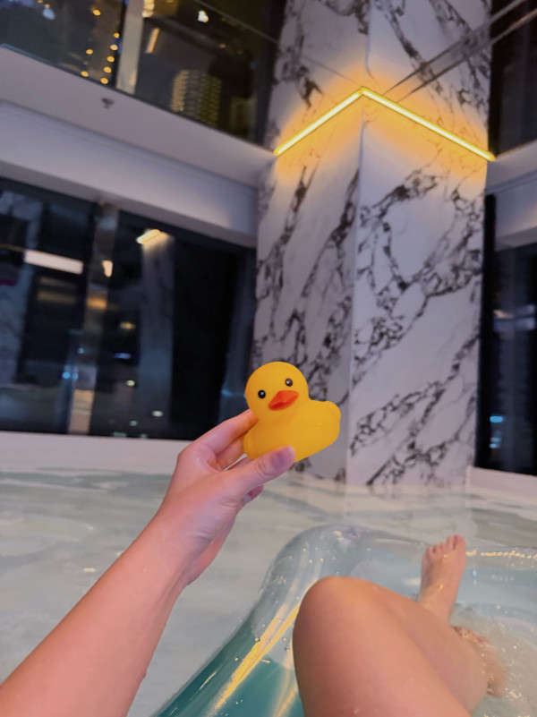 29歲性感咪神浮床晒34D邪惡巨胸 天花板鏡反射自拍躺平極震撼