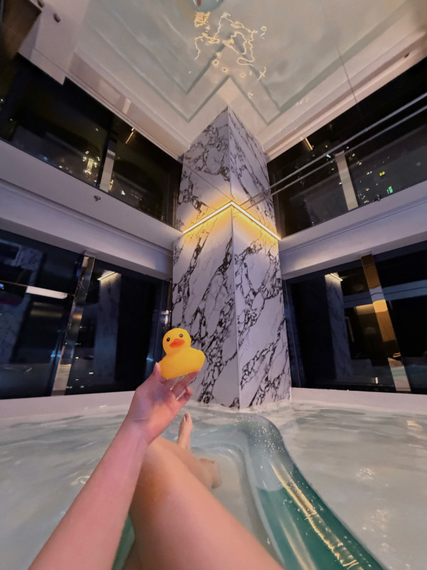 29歲性感咪神浮床晒34D邪惡巨胸 天花板鏡反射自拍躺平極震撼