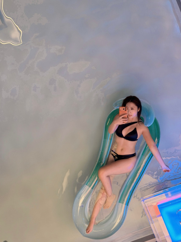 29歲性感咪神浮床晒34D邪惡巨胸 天花板鏡反射自拍躺平極震撼