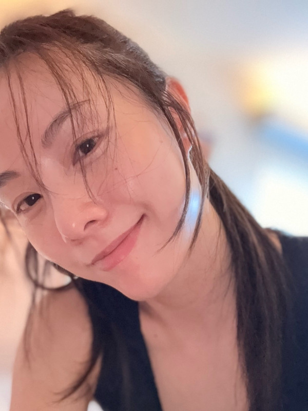 42歲鄧麗欣終極素顏極致真實流出 居家爆汗樣零包袱震撼網民：犯晒規！