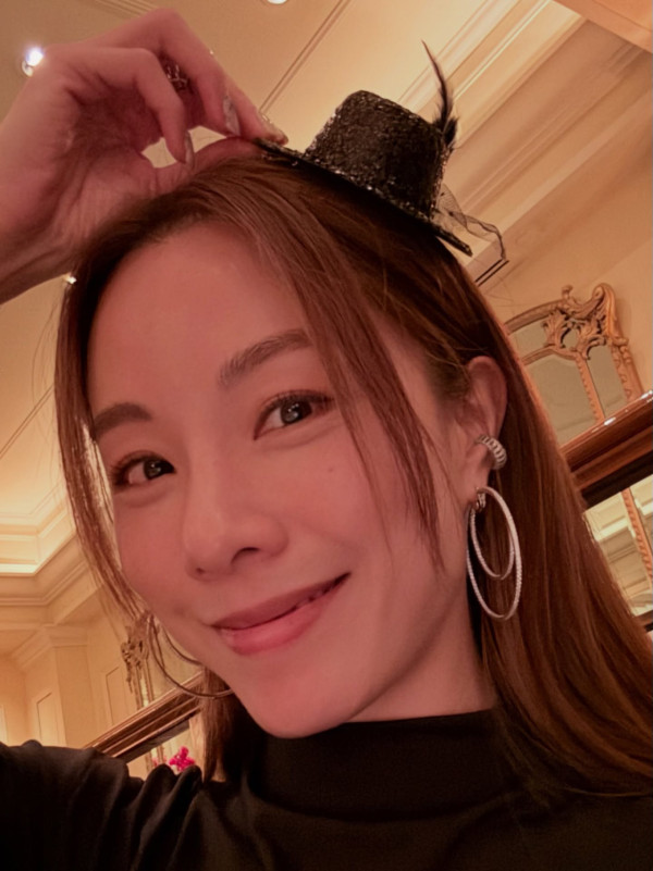 42歲鄧麗欣終極素顏極致真實流出 居家爆汗樣零包袱震撼網民：犯晒規！