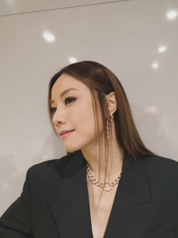 42歲鄧麗欣終極素顏極致真實流出 居家爆汗樣零包袱震撼網民：犯晒規！