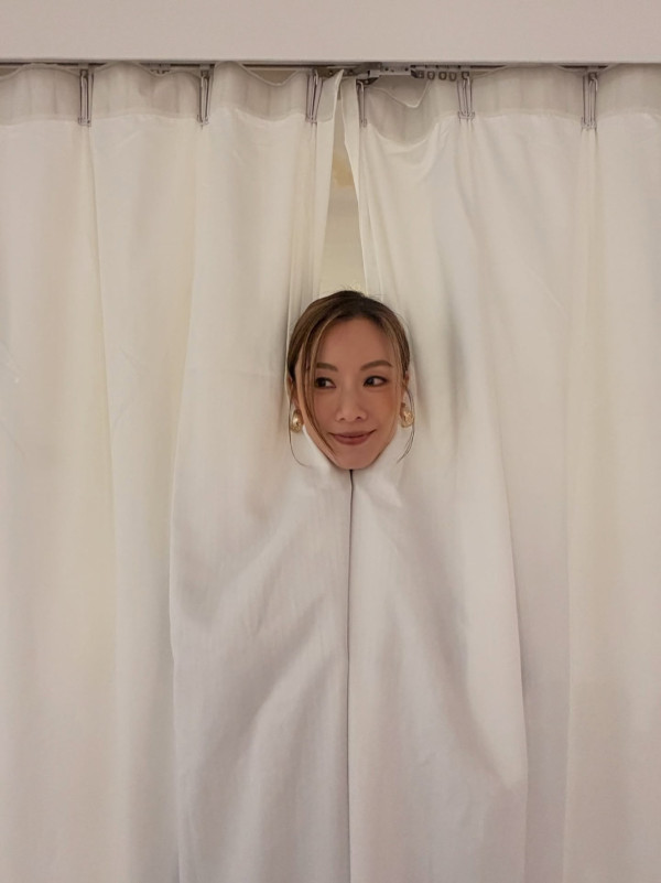 42歲鄧麗欣終極素顏極致真實流出 居家爆汗樣零包袱震撼網民：犯晒規！