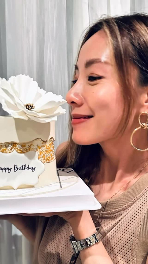 42歲鄧麗欣終極素顏極致真實流出 居家爆汗樣零包袱震撼網民：犯晒規！