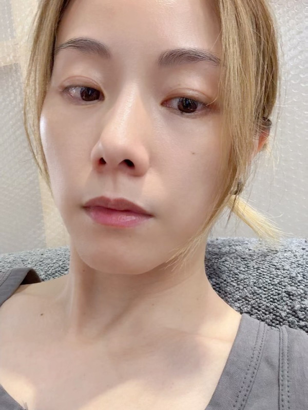 42歲鄧麗欣終極素顏極致真實流出 居家爆汗樣零包袱震撼網民：犯晒規！