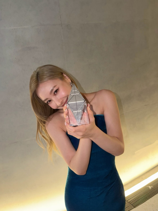 陳瀅蛇年壓軸化身性感「蛇女郎」極驚艷！金髮造型S字水蛇腰身材誘惑爆燈