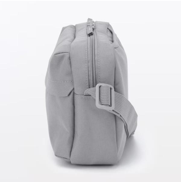 斷貨預警！日本MUJI不起眼防水斜孭袋細細個是旅行收納怪獸 裝得落500ml水樽雨遮手機 