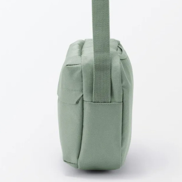 斷貨預警！日本MUJI不起眼防水斜孭袋細細個是旅行收納怪獸 裝得落500ml水樽雨遮手機 