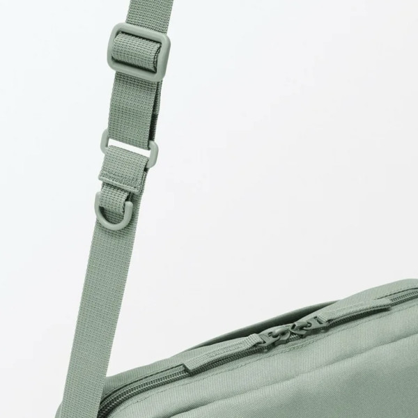 斷貨預警！日本MUJI不起眼防水斜孭袋細細個是旅行收納怪獸 裝得落500ml水樽雨遮手機 