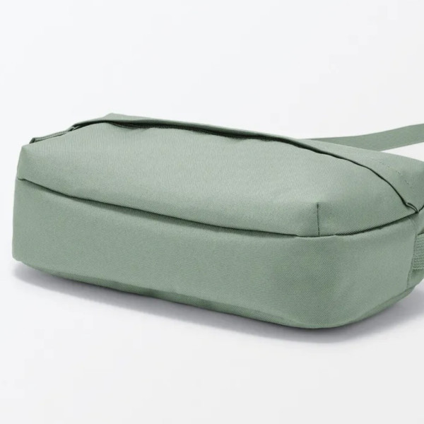 斷貨預警！日本MUJI不起眼防水斜孭袋細細個是旅行收納怪獸 裝得落500ml水樽雨遮手機 