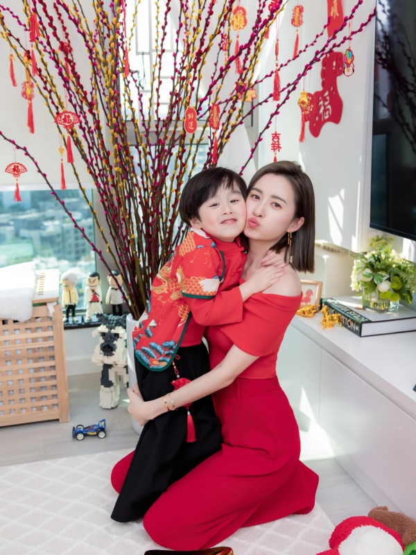 沈卓盈4歲仔仔五官倒模媽媽高顏值！近照搶晒鏡獲封潛力股：大個一定係男神