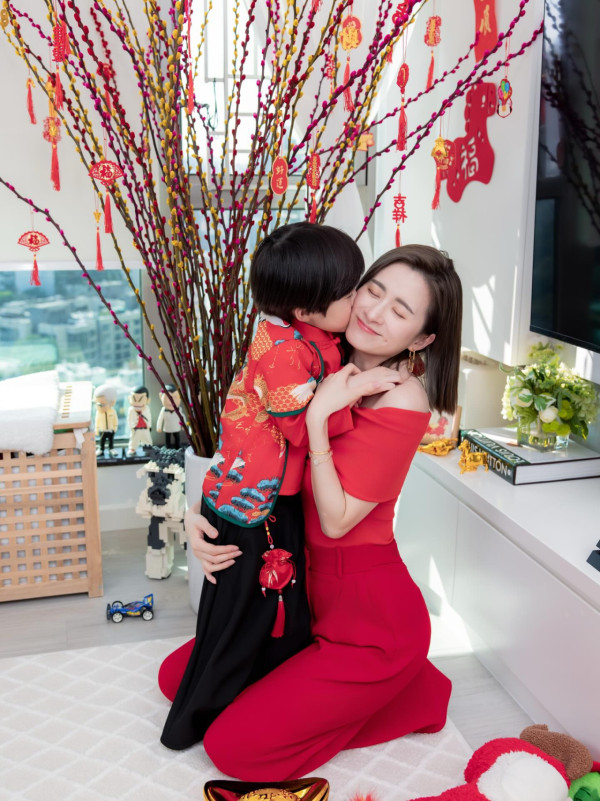 沈卓盈4歲仔仔五官倒模媽媽高顏值！近照搶晒鏡獲封潛力股：大個一定係男神