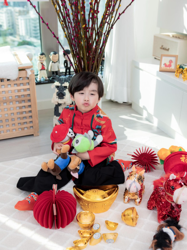 沈卓盈4歲仔仔五官倒模媽媽高顏值！近照搶晒鏡獲封潛力股：大個一定係男神