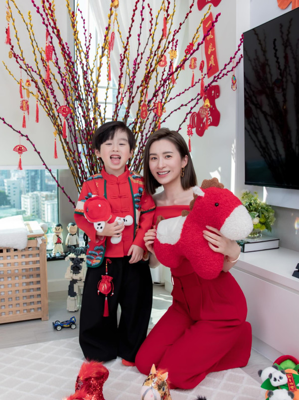 沈卓盈4歲仔仔五官倒模媽媽高顏值！近照搶晒鏡獲封潛力股：大個一定係男神