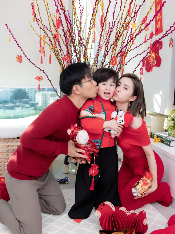 沈卓盈4歲仔仔五官倒模媽媽高顏值！近照搶晒鏡獲封潛力股：大個一定係男神