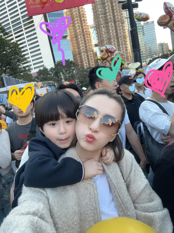 沈卓盈4歲仔仔五官倒模媽媽高顏值！近照搶晒鏡獲封潛力股：大個一定係男神
