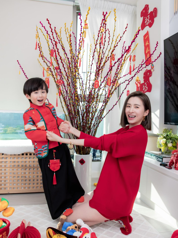 沈卓盈4歲仔仔五官倒模媽媽高顏值！近照搶晒鏡獲封潛力股：大個一定係男神