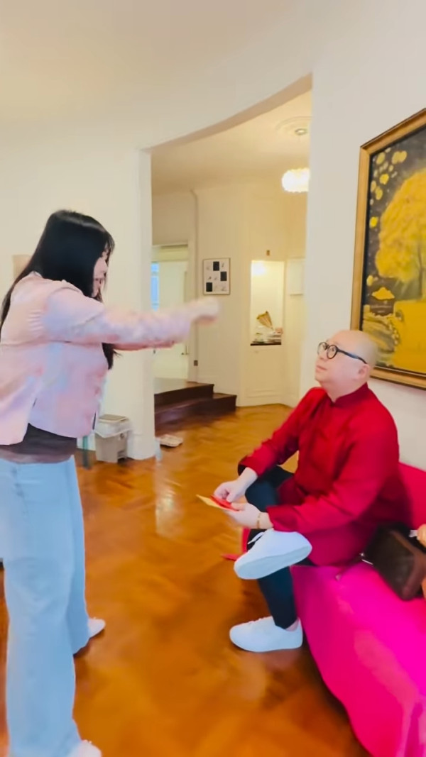 Bob林盛斌化身財神當街派利是超親民！手握一大疊極豪氣舉動被瘋傳