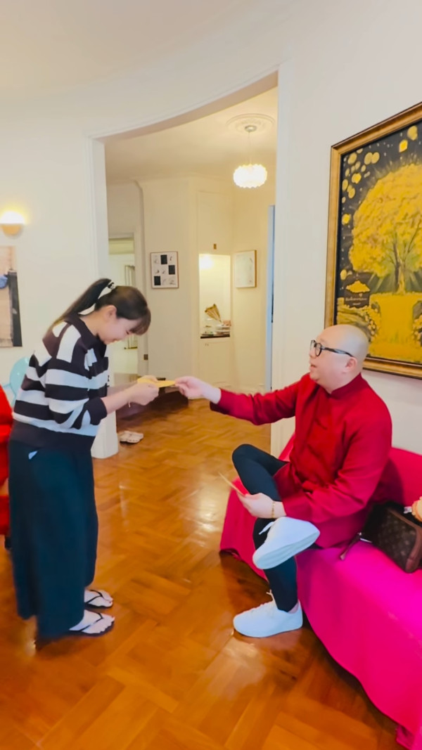 Bob林盛斌化身財神當街派利是超親民！手握一大疊極豪氣舉動被瘋傳