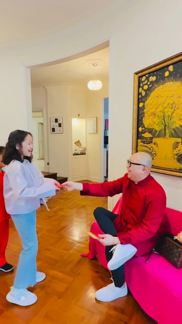 Bob林盛斌化身財神當街派利是超親民！手握一大疊極豪氣舉動被瘋傳