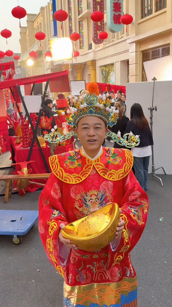 歐陽震華扮財神拜年驚見身形縮水暴瘦 兩頰凹陷惹網民擔憂:以為係AI圖