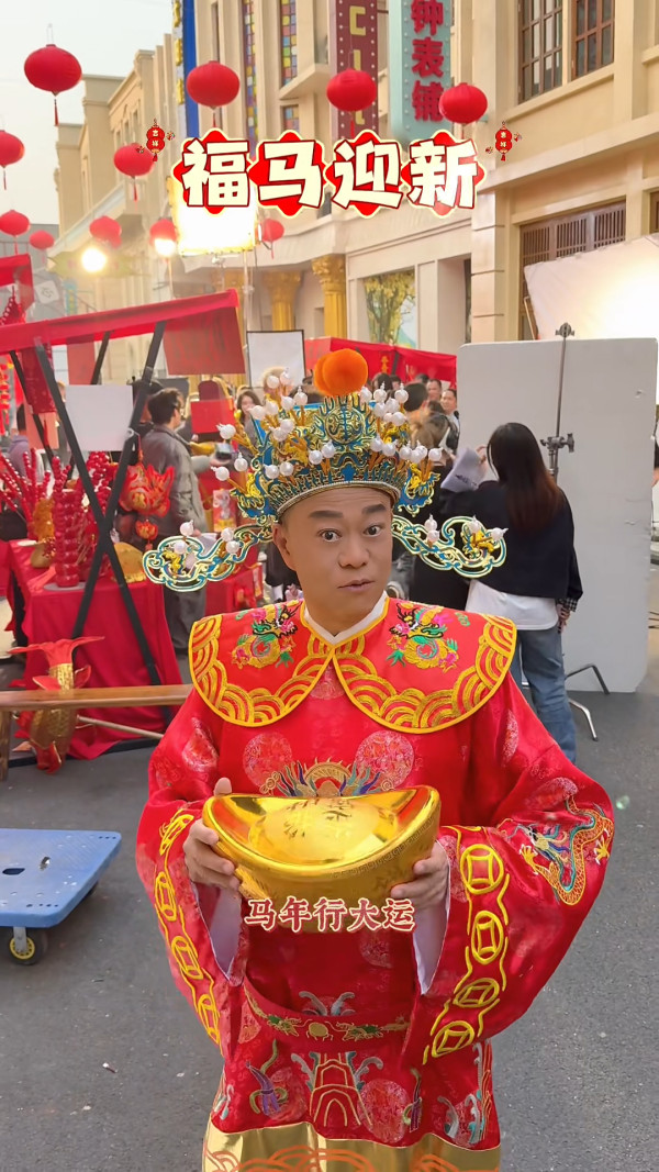 歐陽震華扮財神拜年驚見身形縮水暴瘦 兩頰凹陷惹網民擔憂:以為係AI圖