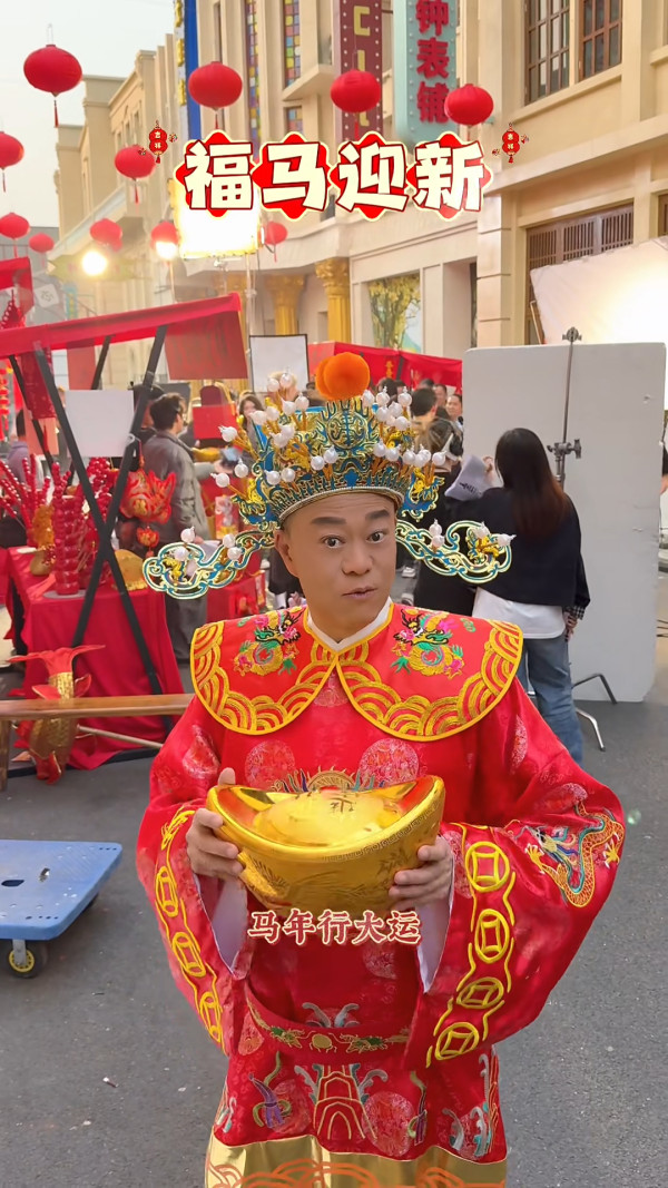 歐陽震華扮財神拜年驚見身形縮水暴瘦 兩頰凹陷惹網民擔憂:以為係AI圖