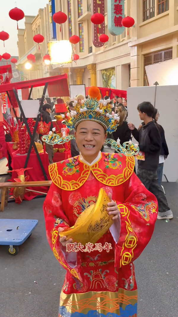 歐陽震華扮財神拜年驚見身形縮水暴瘦 兩頰凹陷惹網民擔憂:以為係AI圖