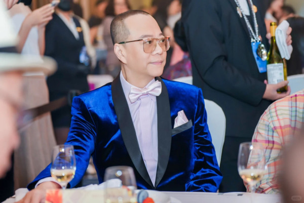 歐陽震華扮財神拜年驚見身形縮水暴瘦 兩頰凹陷惹網民擔憂:以為係AI圖