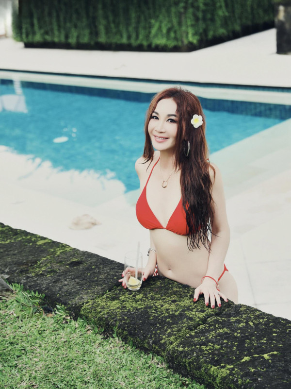 59歲溫碧霞比堅尼三點式震撼曝光！年近六旬最真實身材衝擊網民：我跪了