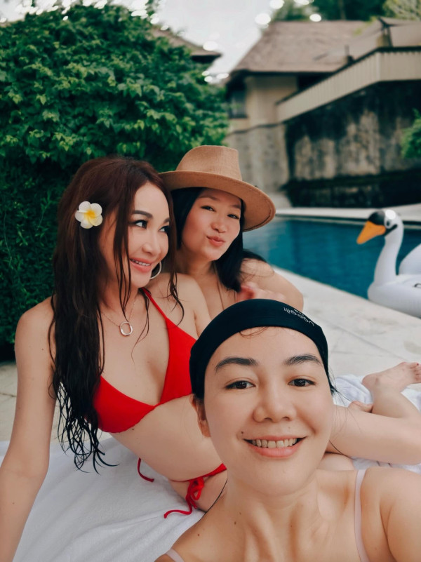 59歲溫碧霞比堅尼三點式震撼曝光！年近六旬最真實身材衝擊網民：我跪了