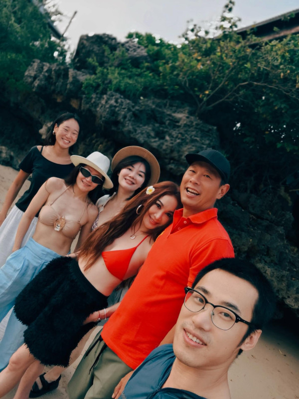 59歲溫碧霞比堅尼三點式震撼曝光！年近六旬最真實身材衝擊網民：我跪了