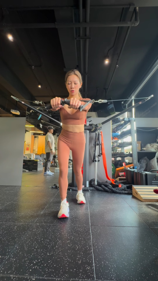 33歲前TVB人妻超低胸做gym擠5吋事業線!心口V領大解放跌蕩視覺極震撼