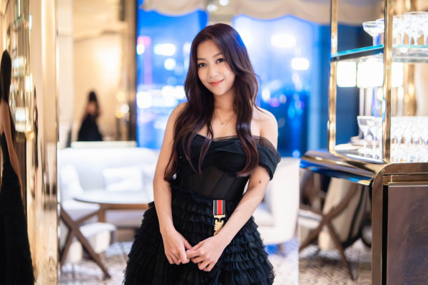 33歲前TVB人妻超低胸做gym擠5吋事業線!心口V領大解放跌蕩視覺極震撼